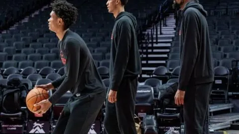 [图]“浓眉哥”独揽30分11篮板 助球队逆转胜开拓者三人得分20+